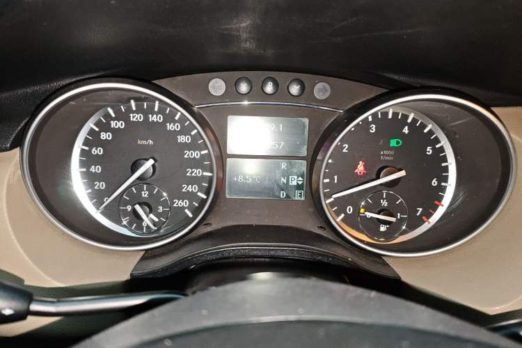 Used Mercedes-Benz R-Class 2014 R 400 4MATIC Business Model Instrument Cluster