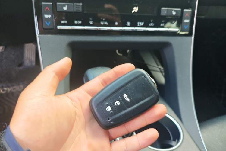 Used Toyota Avalon 2019 Dual-Engine 2.5L XLE Prestige Version China VI Standard