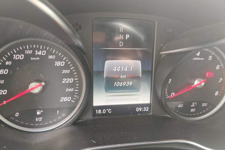 Used Mercedes-Benz GLC 2018 GLC 260 4MATIC Luxury Model Odometer Close Up