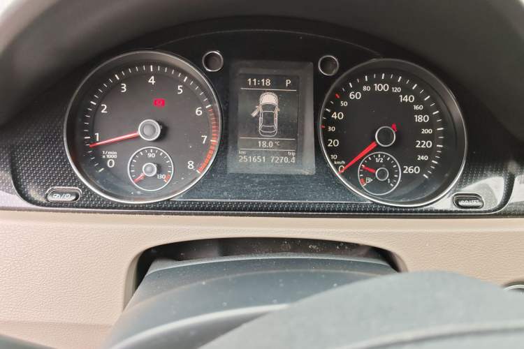 Used Volkswagen Magotan 2015 Facelift 1.8TSI Luxury Model Odometer Close Up