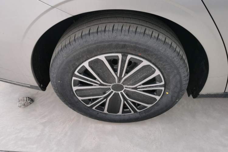 Used Geely Galaxy Stellar 6 2026 Model 125km Free-Style Edition Right Rear Wheel Hub