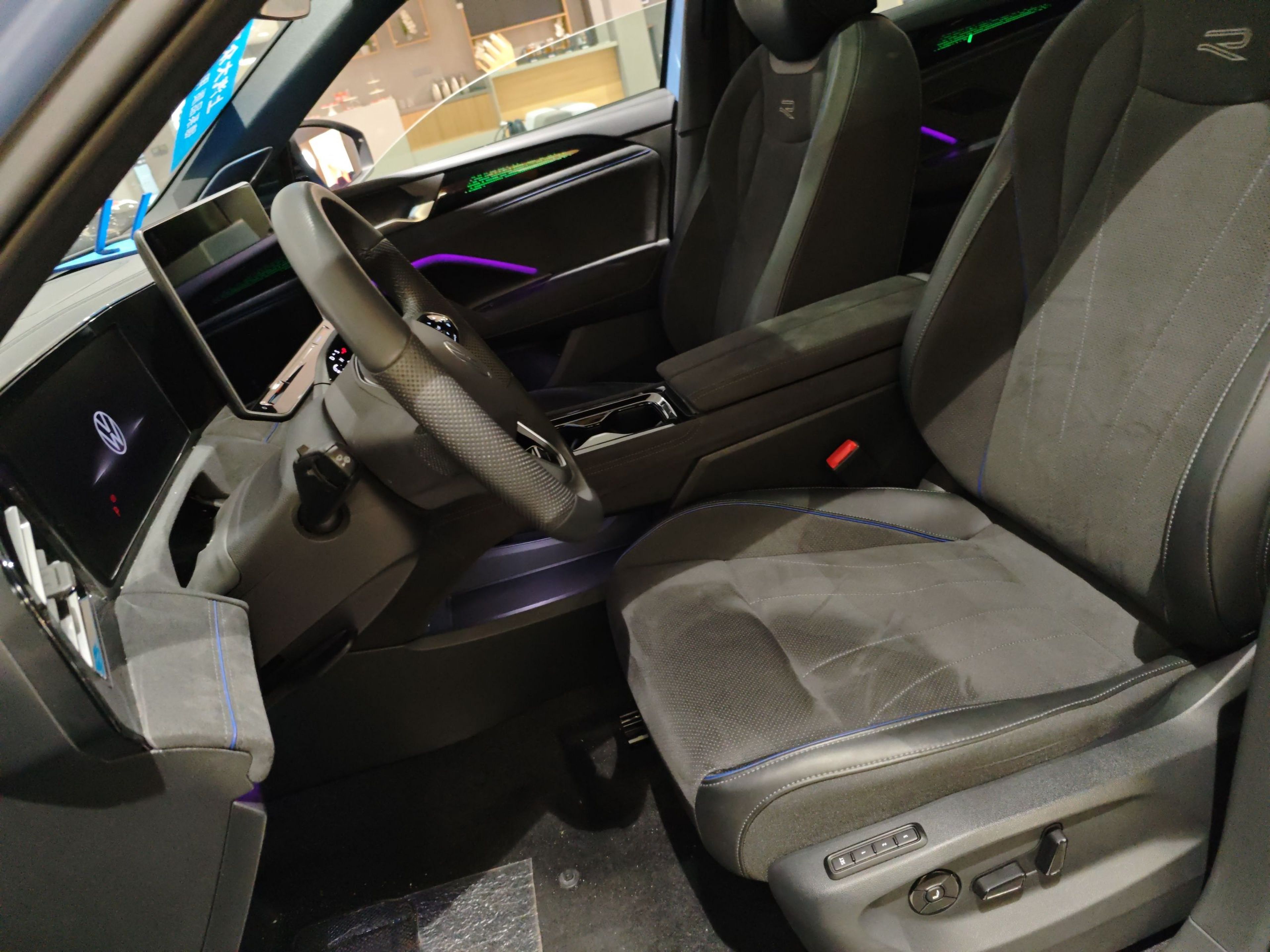 المقاعد الأمامية داخل السيارة