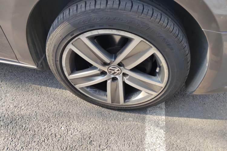 Used Volkswagen FAW-Volkswagen CC 2013 2.0 TSI Luxury Model Right Front Wheel Hub