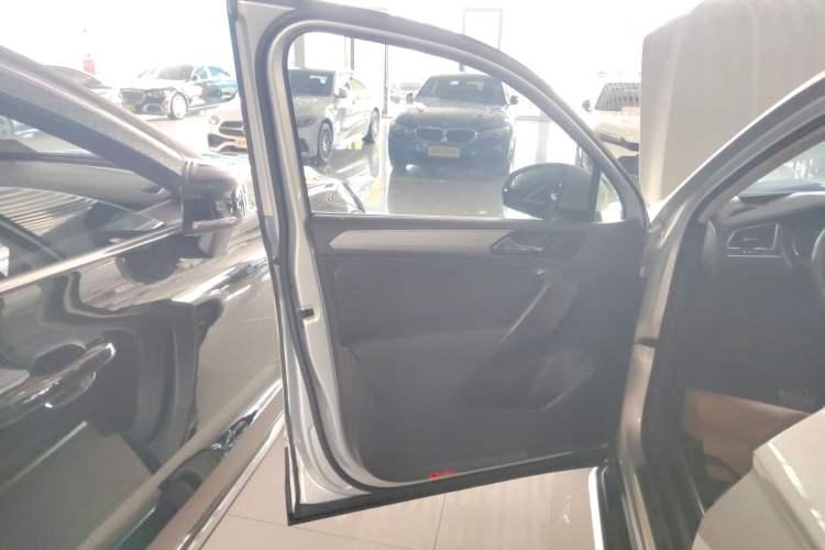 Used Volkswagen Tiguan L 2019 Revised 330TSI Automatic Two-Wheel Drive Smart & Luxury Edition China VI Standard
