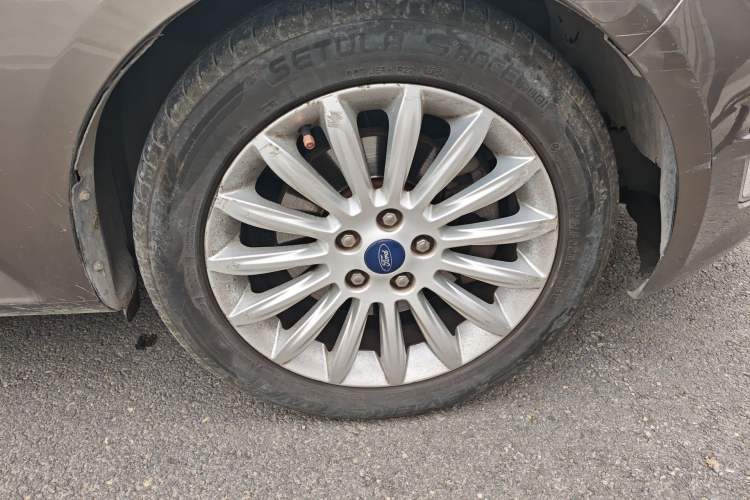 Used Ford Mondeo 2011 2.0L GTDi 200 Luxury Edition Right Front Wheel Hub