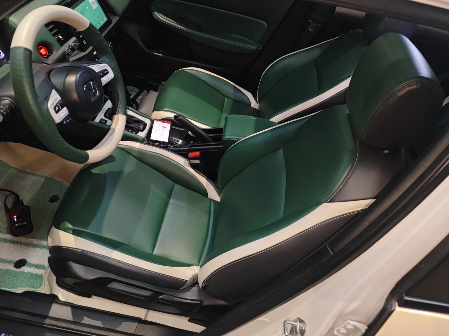 المقاعد الأمامية داخل السيارة