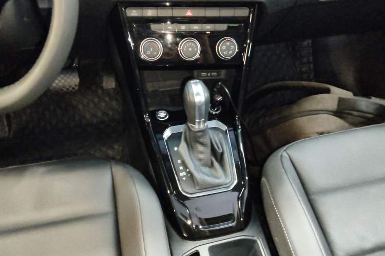 Used Volkswagen T-ROC 2021 280TSI DSG Two-Wheel Drive Comfort Connect Edition Gear Lever