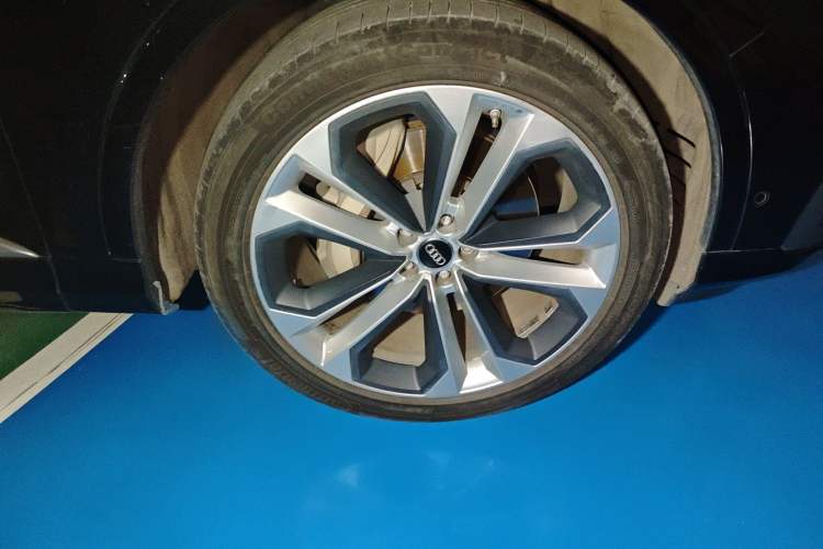 Used Audi Q7 2020 55 TFSI quattro S line sports model Right Front Wheel Hub
