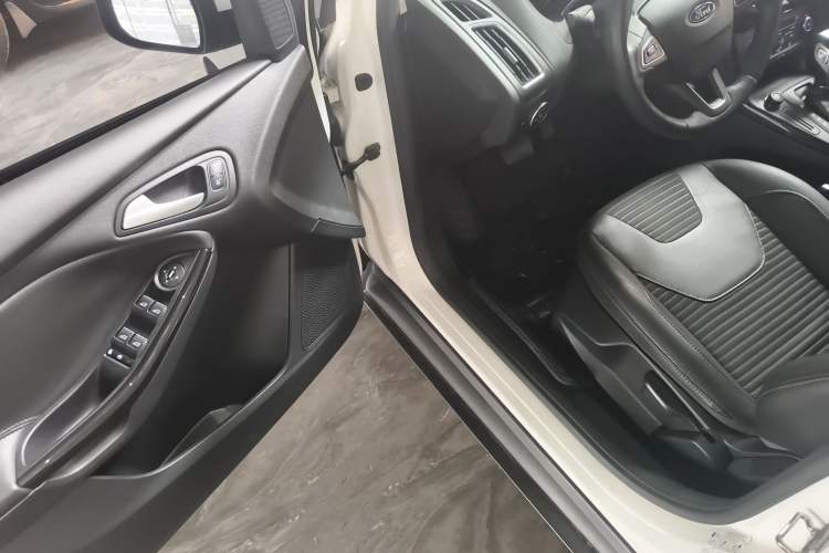 Used Ford Focus 2015 Hatchback 1.6L Automatic Fashion Edition