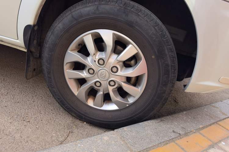 Used SAIC MAXUS Xintu V80 2023 2.0T AMT Classic Aoyuntong Power Version Long Wheelbase Mid-Roof Design 6/7/8/9-Seater
