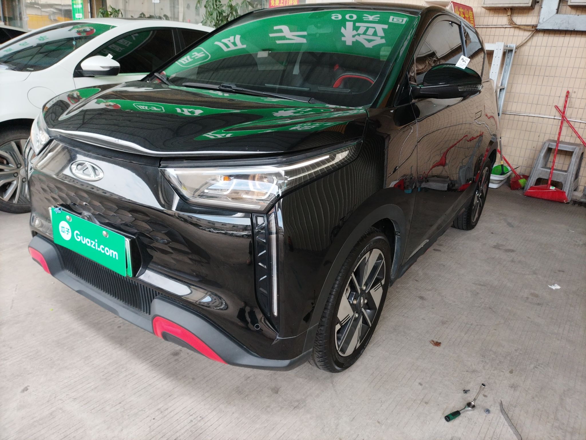 Под передней частью автомобиля