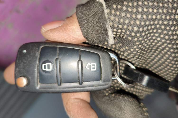 Used Isuzu D-MAX 2015 2.5T Two-Wheel Drive Automatic High-Performance Elite Version 4JK1