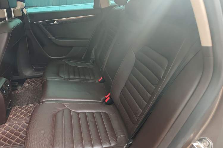 Used Volkswagen Magotan 2012 Travel Edition 2.0 TSI Luxury Version Left Rear Seat