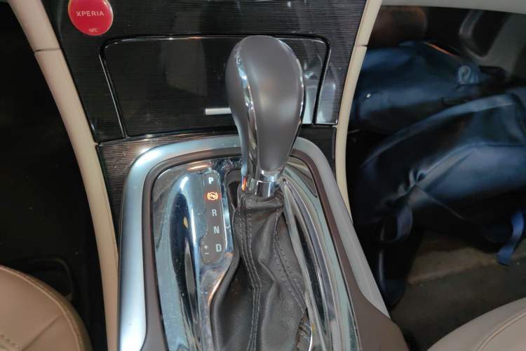 Used Buick Regal 2014 2.0L Leading Fashion Edition Gear Lever