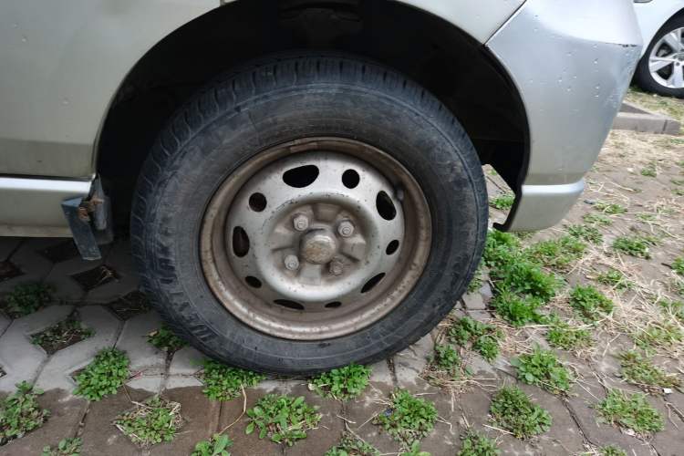 Used Wuling Zhiguang 2010 1.0L New Version Practical Short-Body L2Y Right Front Wheel Hub