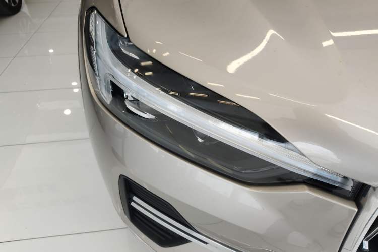 Used Volvo XC60 2025 B5 4x4 Smart Luxury Edition Right Front Headlight