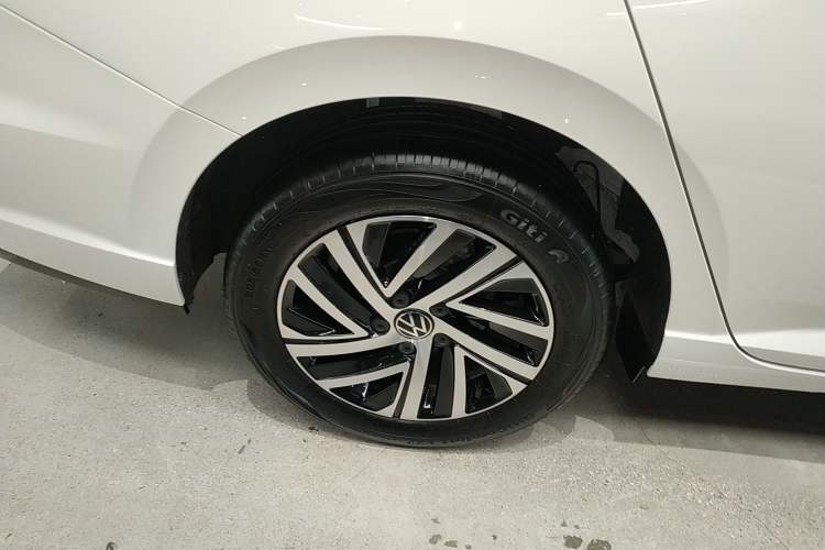 Used Volkswagen Lavida 2024 300TSI DSG Starry Sky Deluxe Edition Right Rear Wheel Hub