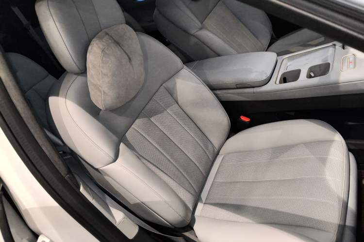 Used Nio ES8 2024 75 kWh Executive Edition Right Front Seat