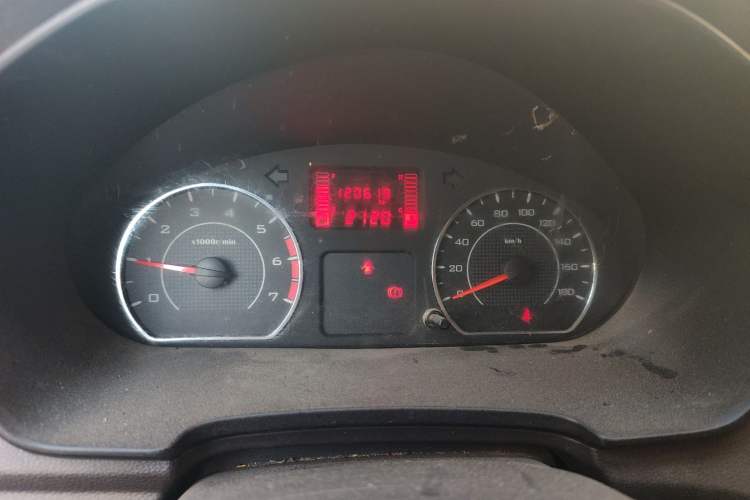 Used Wuling Hongguang V 2019 1.5L Jingqu Edition Sealed-Window Vehicle China VI LAR Odometer Close Up