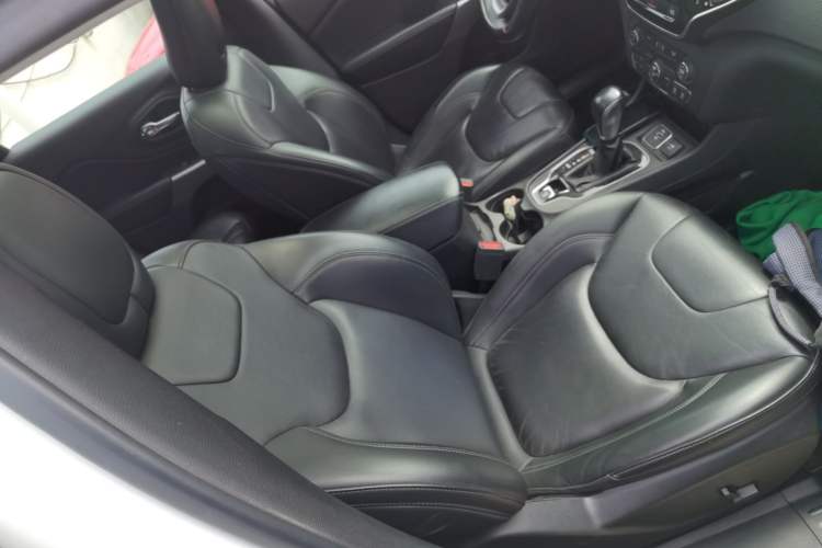 Used Jeep Cherokee 2019 2.0T Two-Wheel Drive Smart Enjoyment Version China V
