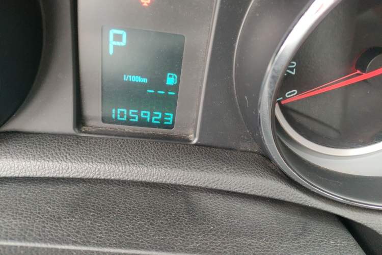 Used Buick Encore 2015 1.4T Automatic Two-Wheel Drive Urban Elite Version Odometer Close Up