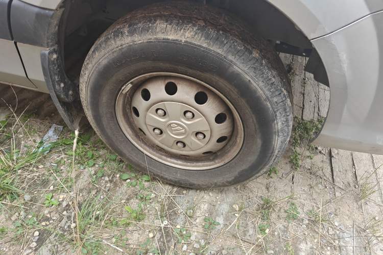 Used Foton Toano 2023 Joy Elephant Multi-Function 2.0T Manual Long-Wheelbase Mid-Roof Model with Single Rear Tire Available in 5/6/7/9-Seater Configurations Right Front Wheel Hub