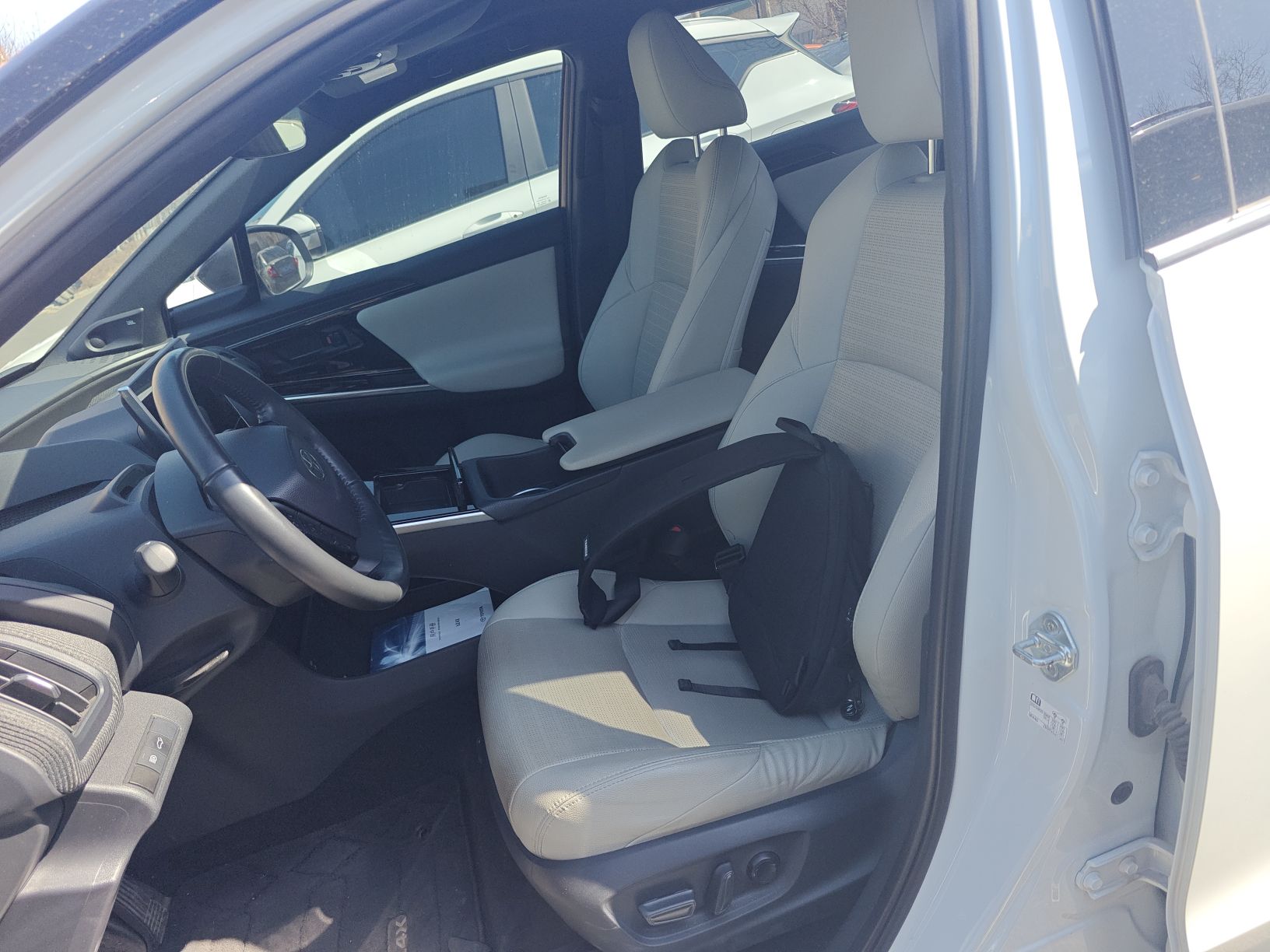 المقاعد الأمامية داخل السيارة