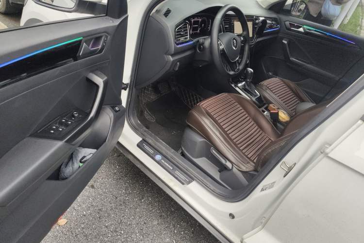 Used Volkswagen T-ROC 2021 280TSI DSG Two-Wheel Drive Comfort Connect Edition