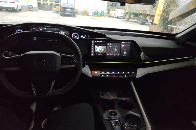 Used Changan UNI-V iDD 2024 Blue Whale Smart Electric iDD 136km Luxury Model
