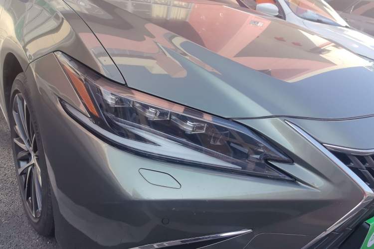 Used Lexus ES 2021 300h Deluxe Edition
