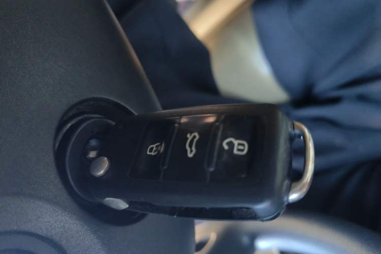 Used Volkswagen Touran 2011 1.4T DSG Zhiya Edition 5 Seats Vehicle Key