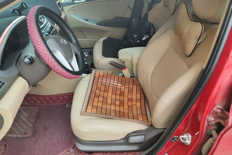 Used Hyundai Verna (older generation) 2010 Sedan 1.4L Manual Comfort GS Left Front Seat