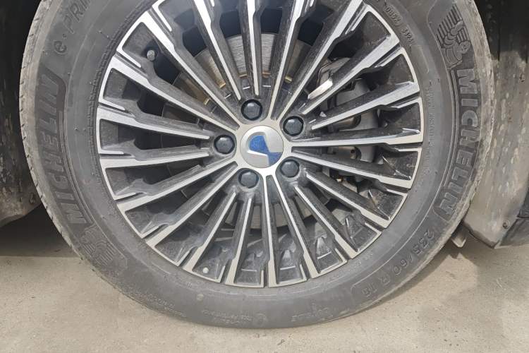 Used Denza D9 2022 EV 620 Prestige Model Right Front Wheel Hub