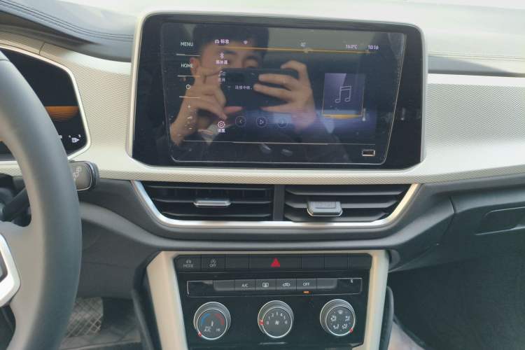 Used Volkswagen T-ROC 2024 280TSI DSG Two-Wheel-Drive Time Edition Audio And AC Panel