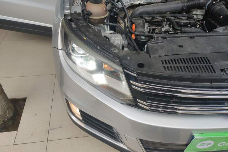 Used Volkswagen Tiguan 2013 2.0 TSI Automatic All-Wheel Drive Luxury Edition Right Front Headlight