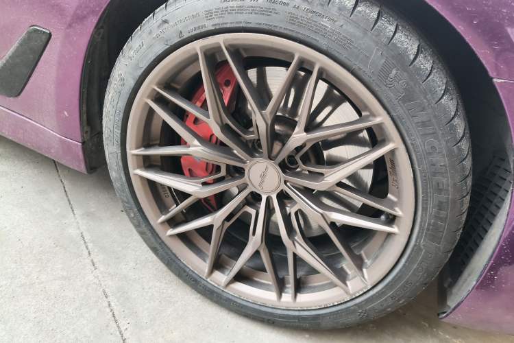 Used BMW 5 Series 2022 Restyled 540i Luxury Edition M Sport Package Right Front Wheel Hub