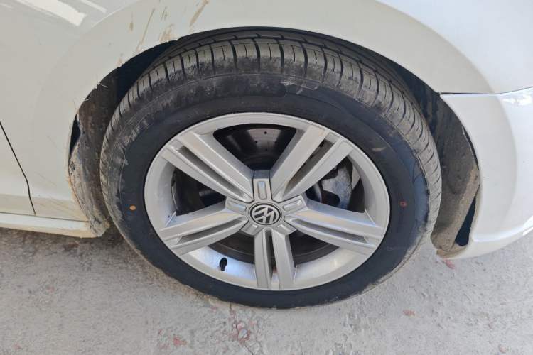 Used Volkswagen Lamando 2015 330TSI DSG Comfort Edition Right Front Wheel Hub