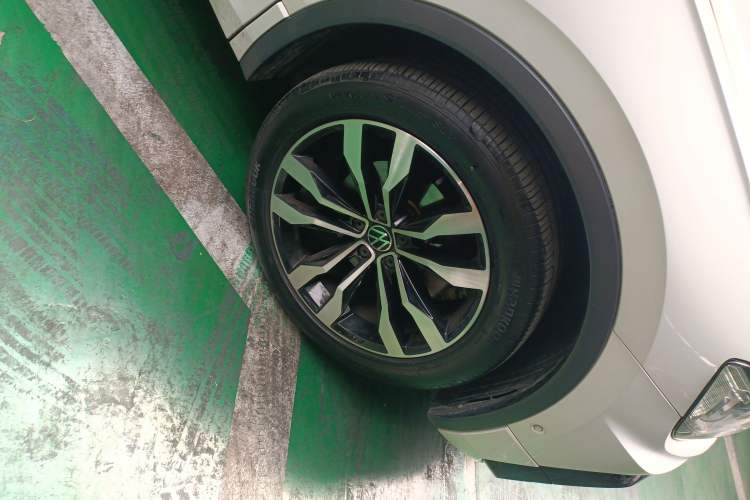 Used Volkswagen Tiguan L 2021 330TSI Automatic Two-Wheel Drive R-Line Enhanced Edition Right Front Wheel Hub