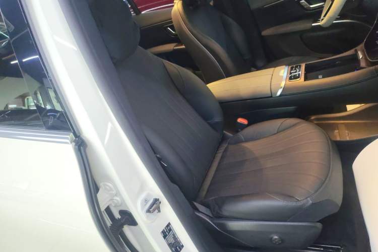 Used Mercedes-Benz EQS SUV 2023 450 4MATIC Pioneer Edition Right Front Seat