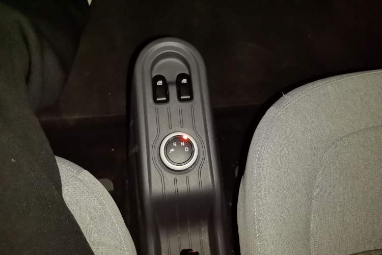 Used Wuling Hongguang MINIEV 2021 Macaron Fashion Model Lithium Iron Phosphate Gear Lever