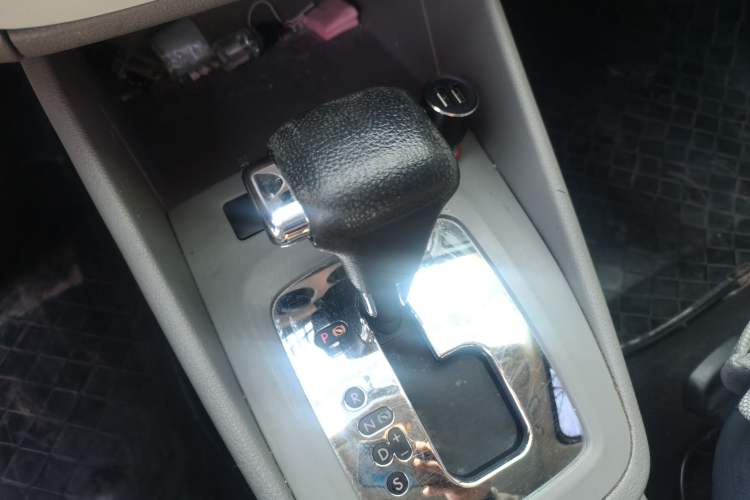 Used Volkswagen Bora 2012 1.6L Automatic Fashion Edition Gear Lever