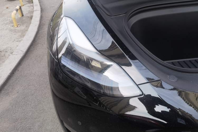 Used Tesla Model Y 2023 Long-Range All-Wheel-Drive Version Right Front Headlight