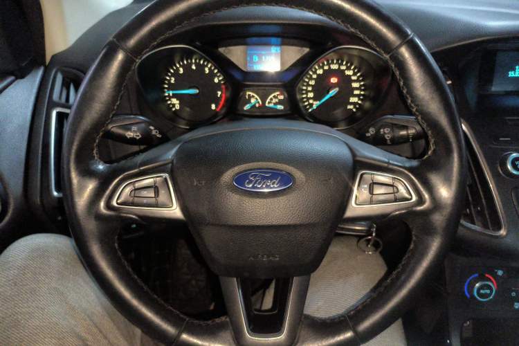 Used Ford Focus 2015 Sedan 1.6L Manual Fashion Edition
