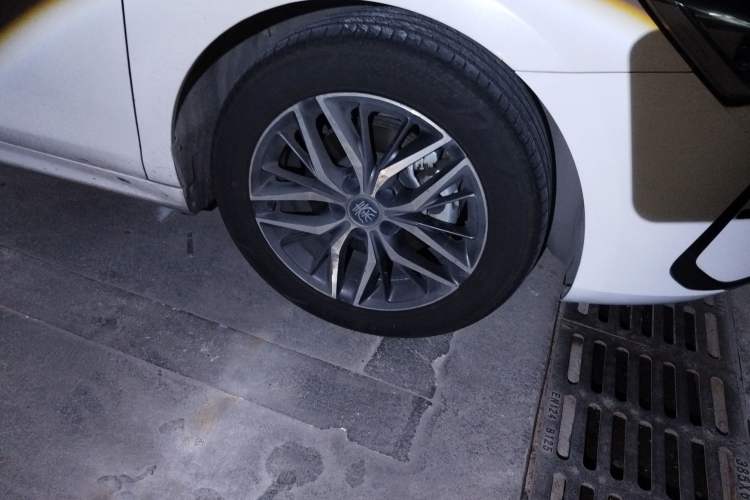 Used BYD Qin PLUS 2021 EV 500KM Luxury Model Right Front Wheel Hub