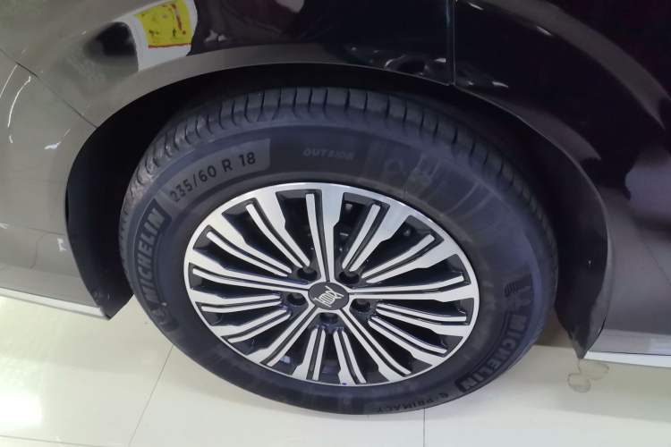 Used BYD Xia 2025 DM-i 1.5T 180km Beyond Edition Right Rear Wheel Hub