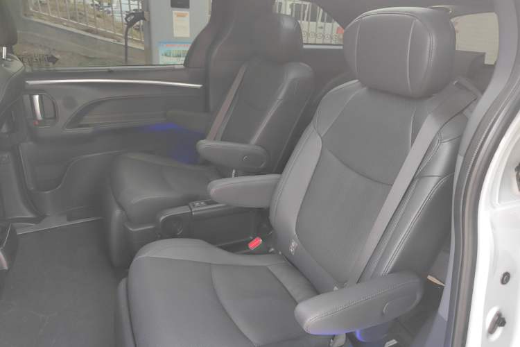 Used Toyota Granvia 2022 2.5L Hybrid Flagship Edition Left Rear Seat
