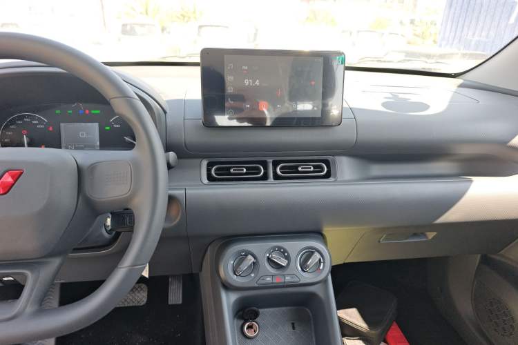 Used Wuling Hongguang New Energy 2025 Extended-Range Hybrid 50 km Standard Version Audio And AC Panel