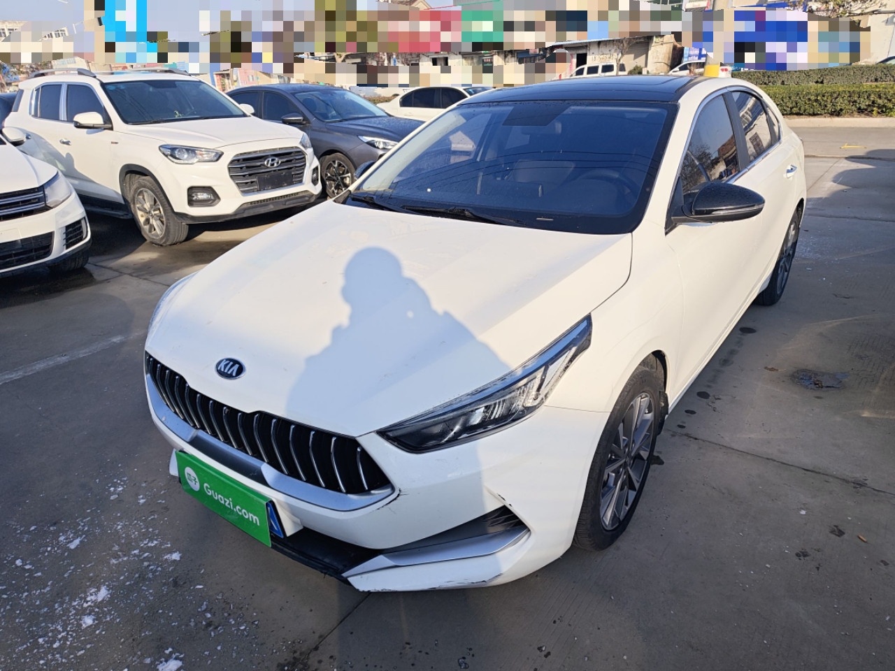 تحت مقدمة السيارة