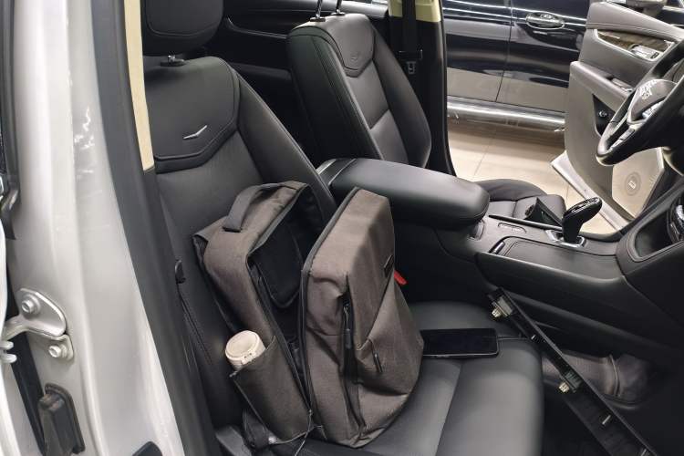 Used Cadillac XT5 2018 25T Luxury Model Right Front Seat