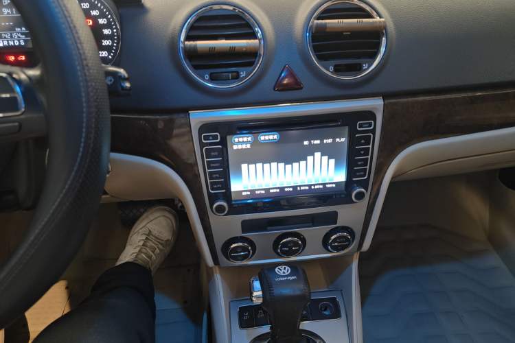 Used Volkswagen Lavida 2011 1.6L Automatic Premium Edition Audio And AC Panel